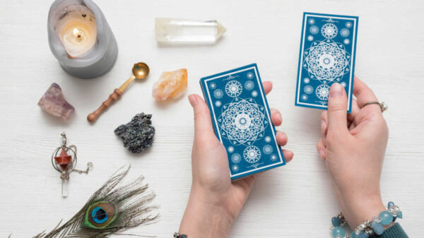 duas cartas de tarot e objetos misticos