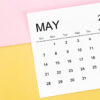 Calendário mensal de maio de 2023 em fundo colorido.