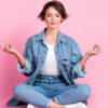 mulher meditando em fundo rosa