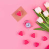 Buquê de tulipas brancas, corações, envelope e um relógio em um fundo rosa pastel isolado. Conceito de "hora do amor", decoração e encontro romântico.