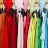 cores coloridas enfileiras em um guarda roupa