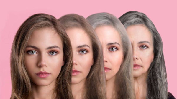 Conceito de envelhecimento. Comparação de jovens e velhas; de antes e depois. Mulher envelhecendo, em um fundo rosa.
