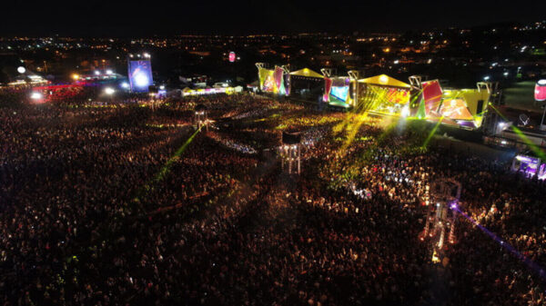 palco do joão rock e multidão de pessoas