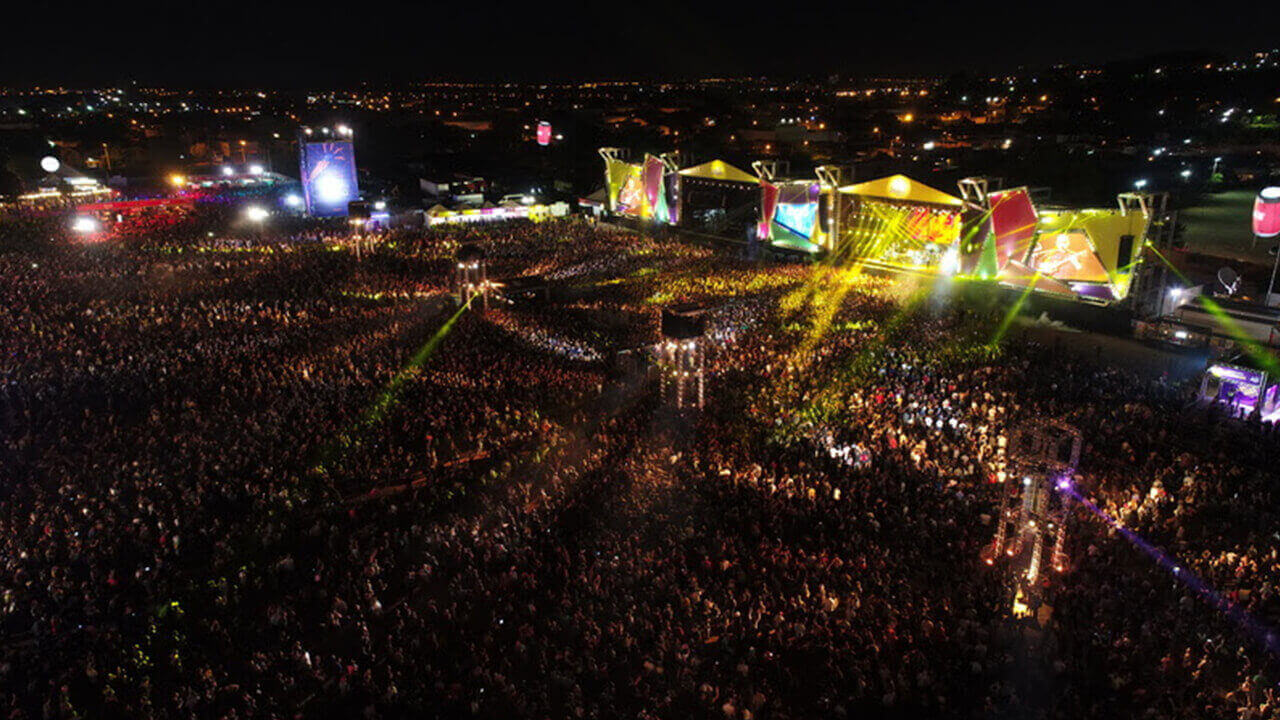 palco do joão rock e multidão de pessoas