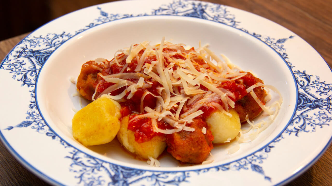 Nhoque. Massa italiana assada com molho de tomate, queijo parmesão e almôndegas.