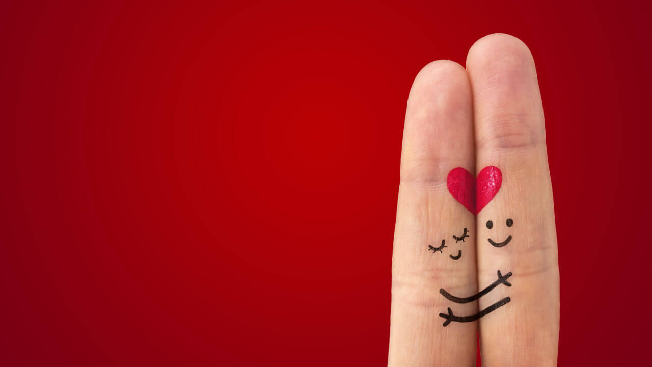 Pintura em dedos de um casal feliz, abraçados.