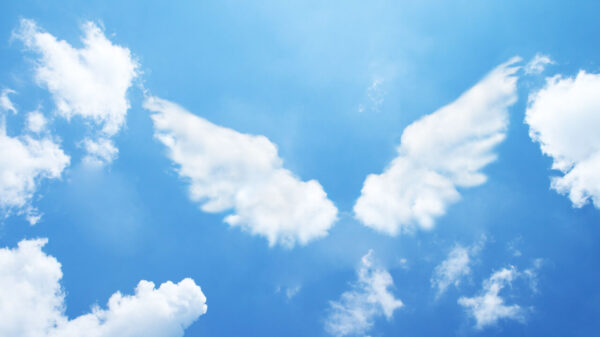 nuvens com o formato de asas de anjo da guarda