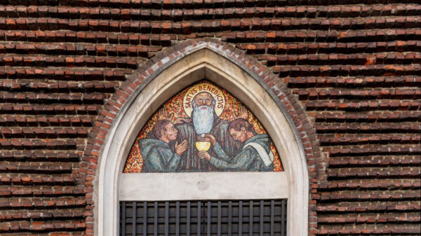 Fachada do mosteiro de São Bento, construído no início do século XX, em estilo eclético com detalhes góticos, no bairro de Porta Venezia, centro da cidade de Milão, Itália.