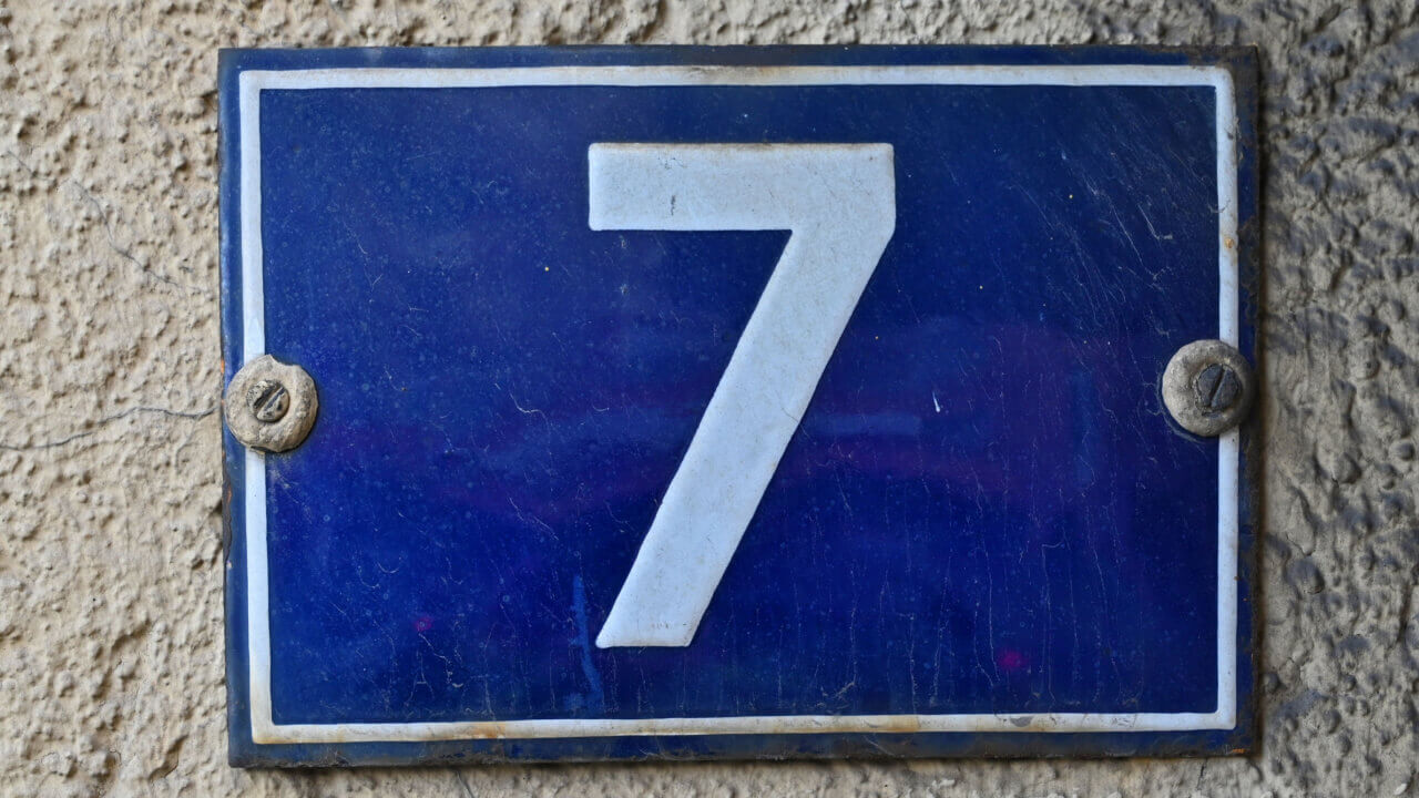 placa azul escuro com o número sete gravado em seu centro na cor branca