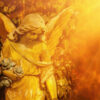 imagem de um anjo nas formar femininas e iluminada com uma luz laranja