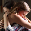 duas mulheres chorando e se abraçando como perdão