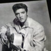 Capa de uma caixa com uma imagem do famoso e icônico cantor Elvis Presley.