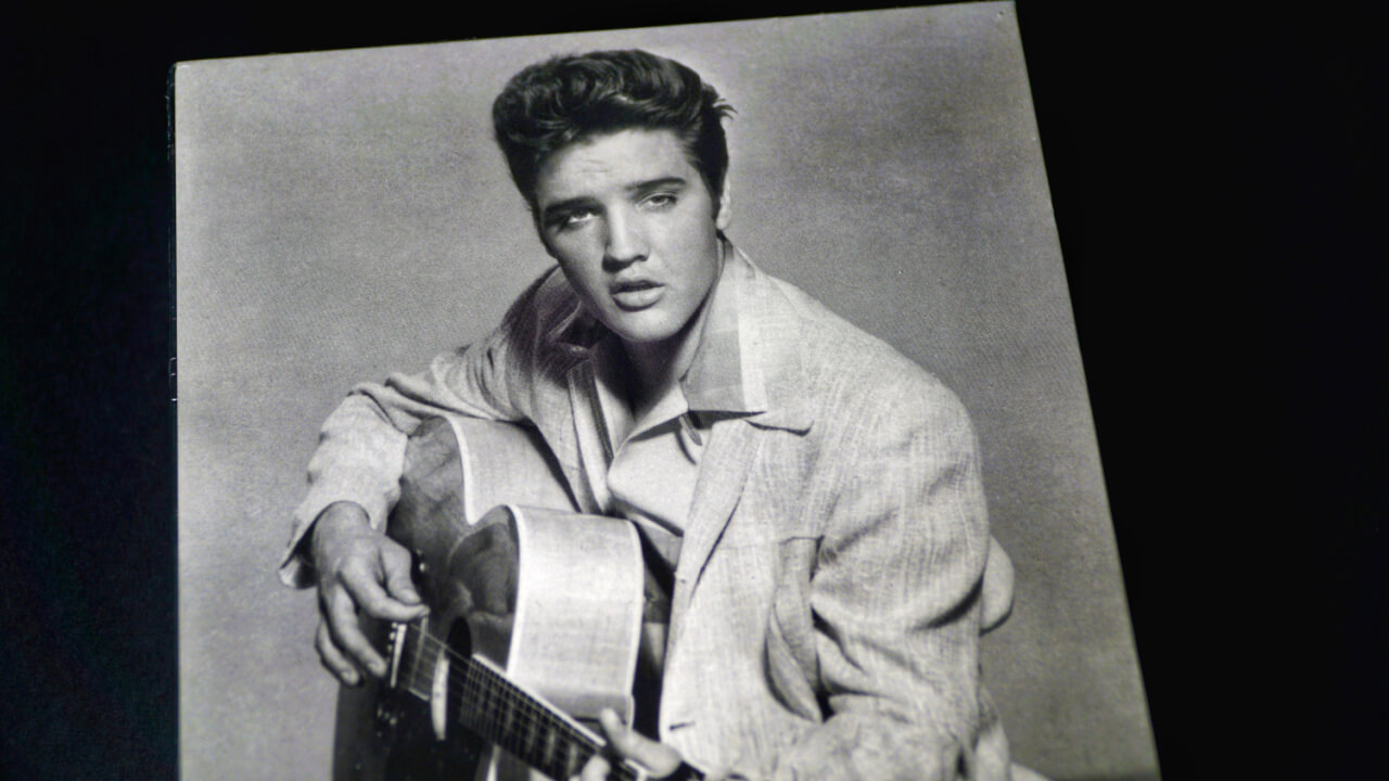 Capa de uma caixa com uma imagem do famoso e icônico cantor Elvis Presley.