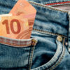 nota de dez euros no bolso de uma calça jeans