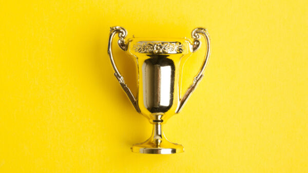 Troféu de ouro em um fundo amarelo.