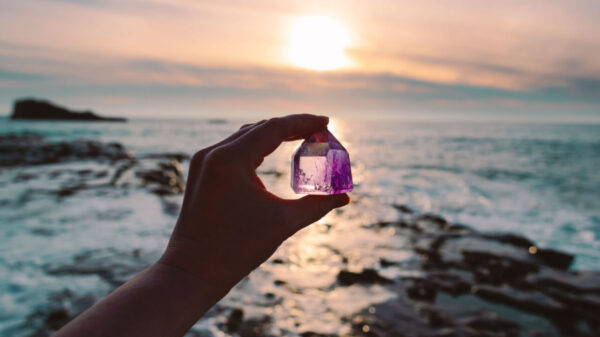 Cristal de ametista na praia durante o pôr do sol.