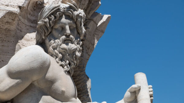 Estátua do deus grego Zeus em Roma, Itália.
