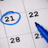 calendário com o dia 21 circulado com uma caneta azul que está no canto direito da imagem
