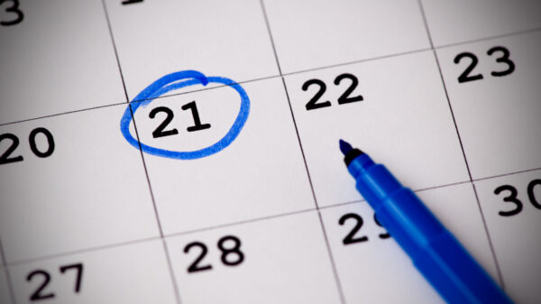 calendário com o dia 21 circulado com uma caneta azul que está no canto direito da imagem