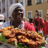 mulher com bandeja de acarajé sem comemoração do dia de iansã