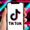 Celular com logotipo do TikTok, que é uma rede social popular na internet.Celular com logotipo do TikTok, que é uma rede social popular na internet.