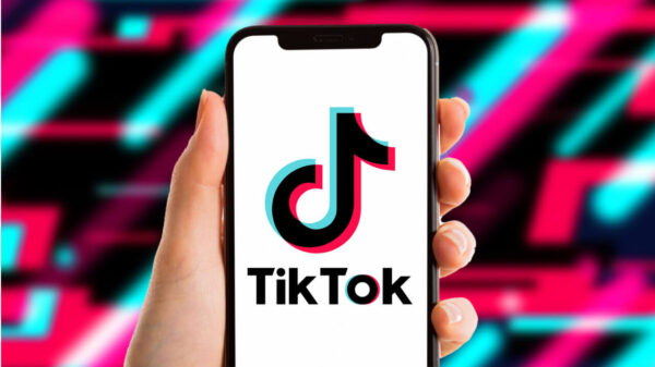 Celular com logotipo do TikTok, que é uma rede social popular na internet.Celular com logotipo do TikTok, que é uma rede social popular na internet.
