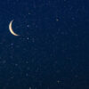 lua crescente em céu azul escuro estrelado