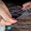 mulher segurando uma baralho de cartas de tarot
