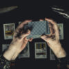 foto de uma mão segurando as cartas do baralho cigano