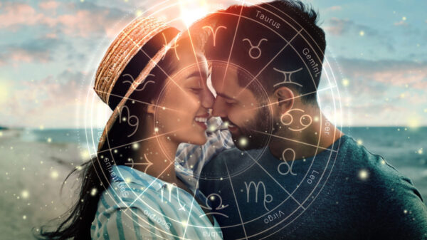 casal na praia com uma montagem de mandala astrologica