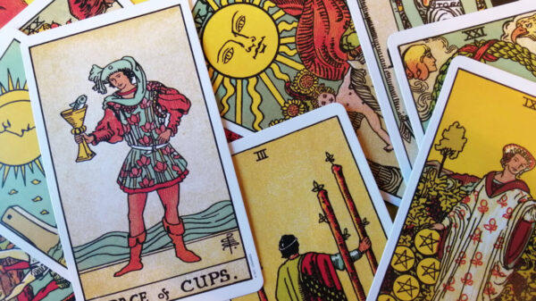 Imagem de cartas de tarô mistas do baralho de tarô Rider Waite original.