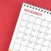 Calendário de mesa de novembro de 2023 em um fundo de cor vermelha.
