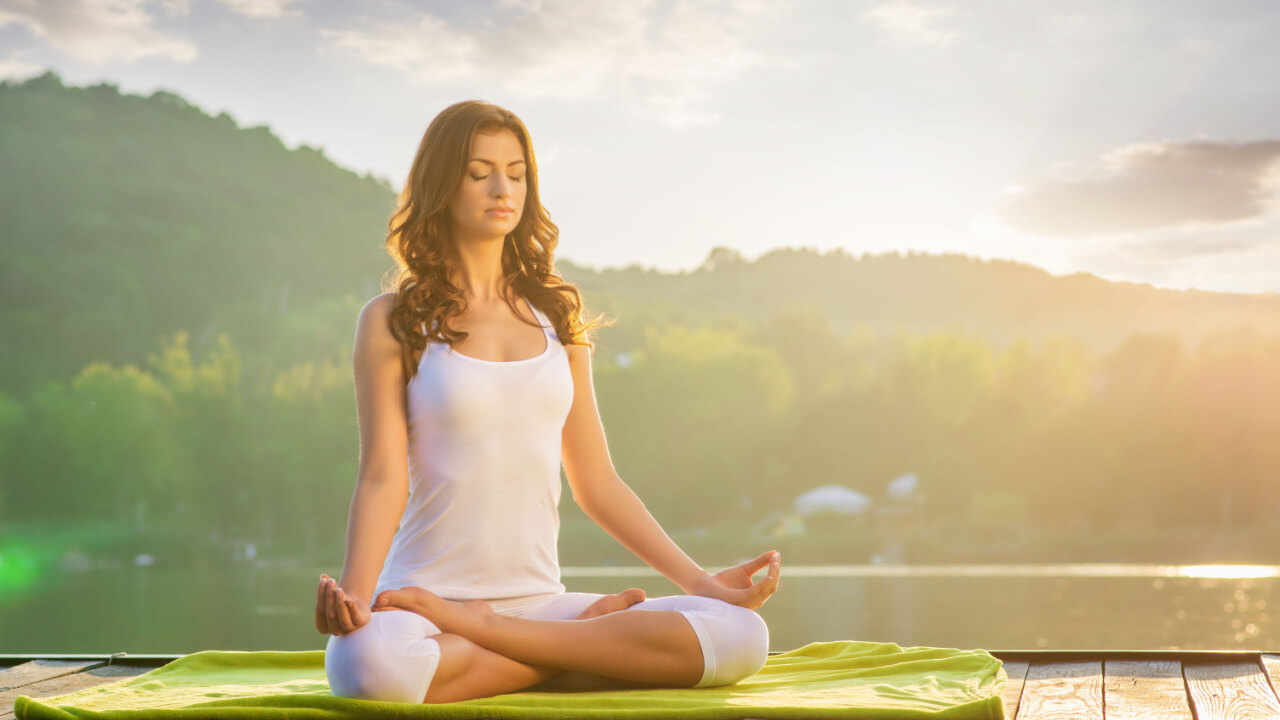mulher meditando fazendo yoga