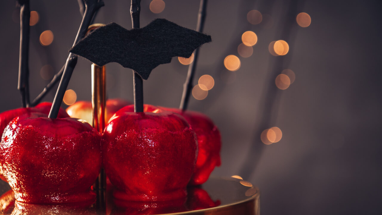 maçãs do amor em um cenário de halloween