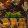 mesa com oráculos como cartas de tarot