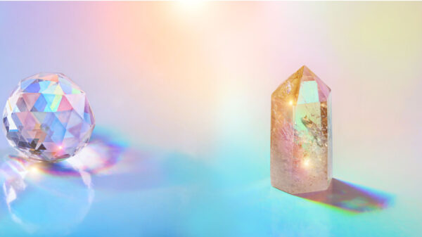 Cristais refratando luz. Quartzo de pedra e prisma de vidro em um fundo holográfico. Cristais de cura espiritual. Conceito de energia.