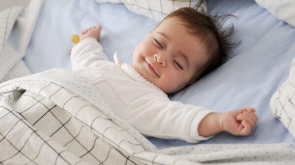criança dormindo com um sorriso no rosto