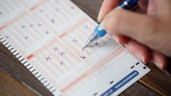 cartão de loteria sendo marcado por uma caneta azul