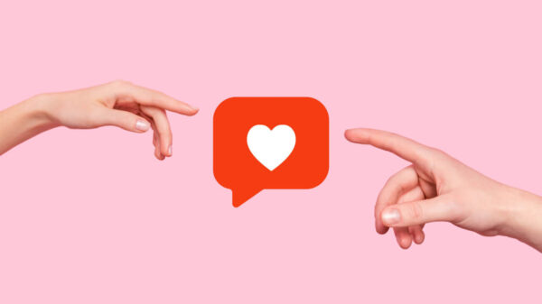 duas mãos tocando o emoji de like das redes sociais