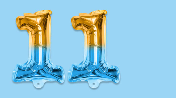 bolões dourados do número 1 formando o número 11 em fundo azul