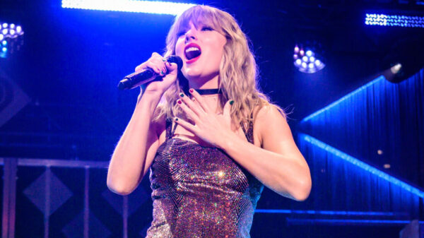 Taylor Swift se apresentando no Z100 Jingle Ball 2019 no Madison Square Garden.