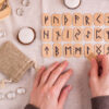 mesa com peças de runas