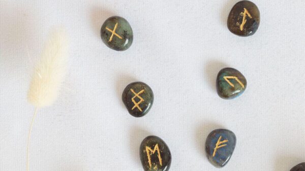 Conjunto de pedras rúnicas para adivinhação e leitura da sorte. Natureza morta mística com runas de labradorita. Conceito de esoterismo, de ocultismo e de bruxaria.