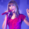Taylor Swift se apresentando no Westfield Shepherd's Bush, em Londres.