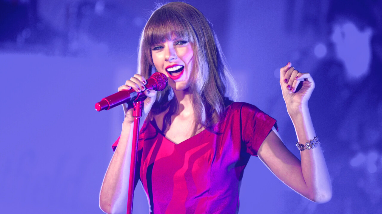 Taylor Swift se apresentando no Westfield Shepherd's Bush, em Londres.