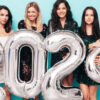 Quatro mulheres comemorando o ano novo, felizes, usando vestidos elegantes de festa, segurando balões prateados de 2024, divertindo-se na véspera de Ano Novo.