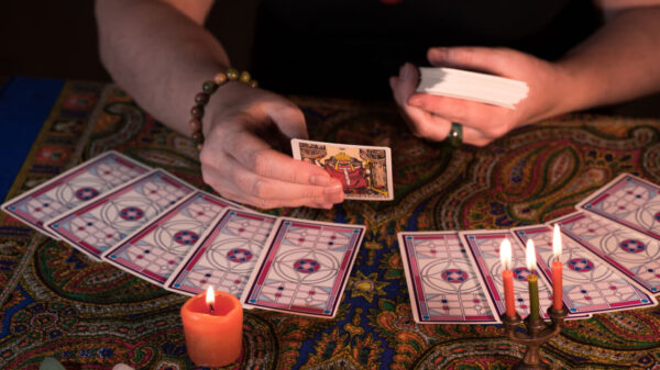 mesa com cartas de tarot com velas acima