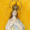 imagem de Nossa Senhora da Conceição em fundo amarelo