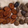 Pedras de runas de madeira feitas à mão.