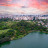 Vista aérea do Parque Ibirapuera em São Paulo, SP. Prédios residenciais ao redor. Lago no Parque Ibirapuera.